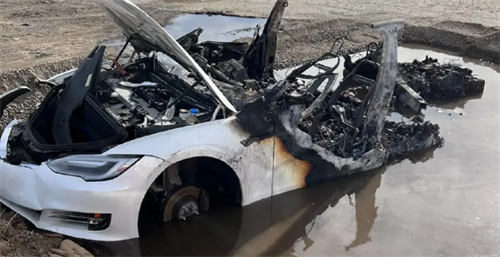 三周前曾发生事故的特斯拉Model S在拆车厂内起火，水淹没电池舱才完全扑灭火焰