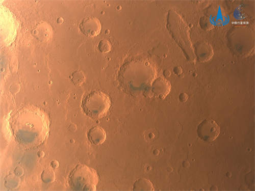 天问一号完成既定科学探测任务，近期拍摄火星影像公布