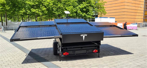 特斯拉在德国的一个博览会上展示了一个太阳能增程器拖车，带有SpaceX的星链互联网卫星系统。
