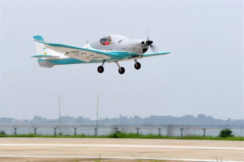 湖北首款全碳纤维复合材料轻型飞机首飞成功：整机结构件国产化率达100%