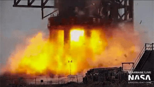SpaceX星际飞船助推器在地面测试中意外发生爆炸，发射台燃起大火