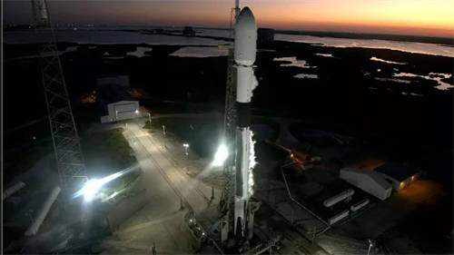 SpaceX猎鹰9号火箭在最后一刻取消发射，马斯克称不能拿客户的卫星去冒险